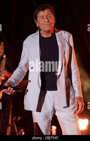 Baia Domizia, Italia. 20 agosto 2023. Gianni Morandi si esibisce sul palco dell'Arena dei Pini di Baia Domizia. (Foto di Francesco Cigliano/Pacific Press) Credit: Pacific Press Media Production Corp./Alamy Live News Foto Stock