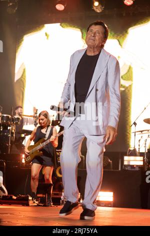 Baia Domizia, Italia. 20 agosto 2023. Gianni Morandi si esibisce sul palco dell'Arena dei Pini di Baia Domizia. (Foto di Francesco Cigliano/Pacific Press) Credit: Pacific Press Media Production Corp./Alamy Live News Foto Stock