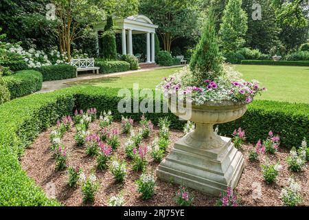 Charlotte North Carolina, Myers Park, Duke Mansion, giardini fioriti e siepi paesaggistiche Foto Stock