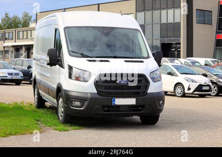 Furgone White Ford Transit 350, anno 2023, parcheggiato all'esterno presso una concessionaria, vista frontale. Salo, Finlandia. 13 agosto 2023. Foto Stock