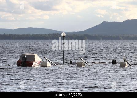 Molo allagato e aree intorno al lago Siljan, Nusnäs, Svezia, durante il lunedì sera, i giorni dopo le piogge Hans. Foto Stock