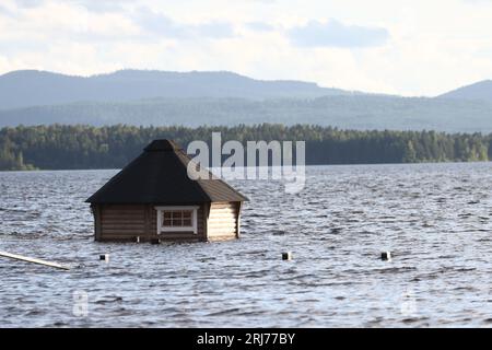 Molo allagato e aree intorno al lago Siljan, Nusnäs, Svezia, durante il lunedì sera, i giorni dopo le piogge Hans. Foto Stock