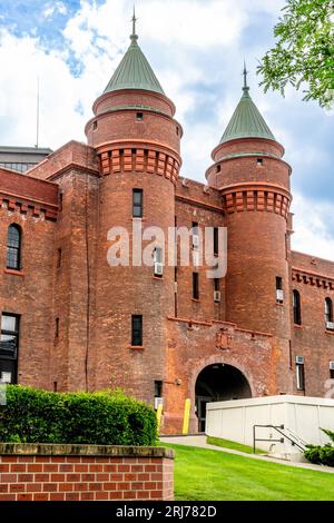 Troy, NY – US – 13 agosto 2023 Vista verticale dell'Alumni Sports and Recreation Center (The Armory) è un edificio di proprietà del Rensselaer Polytechnic Insti Foto Stock