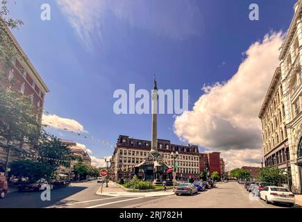 Troy, NY – USA – 13 agosto 2023, vista grandangolare di Monument Square. Il monumento si trova sul triangolo di terra tra la 2a, Broadway, e il fiume StRe Foto Stock