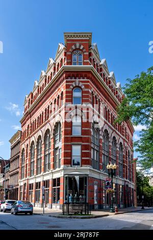 Troy, NY – USA – 13 agosto 2023 Vista verticale dello storico Rice Building, una storica struttura triangolare in stile gotico vittoriano con architetto moresco Foto Stock