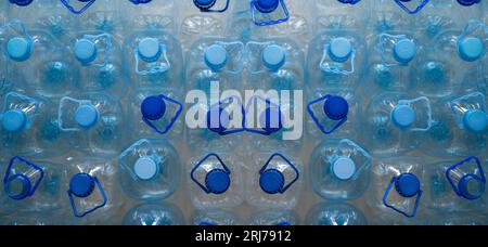 Svuotare i flaconi di plastica in fila. Inquinamento plastico. Foto Stock