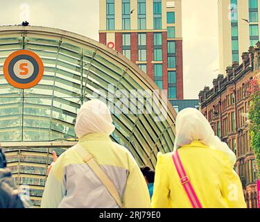 Glasgow, Scozia, Regno Unito. 21 agosto 2023. Tempo nel Regno Unito: Buchanan Street, il miglio di stile e capitale dello shopping della scozia. Soleggiato in città ha visto gente del posto e turisti sulle strade della città. Credit Gerard Ferry/Alamy Live News Foto Stock