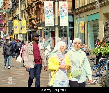 Glasgow, Scozia, Regno Unito. 21 agosto 2023. Tempo nel Regno Unito: Buchanan Street, il miglio di stile e capitale dello shopping della scozia. Soleggiato in città ha visto gente del posto e turisti sulle strade della città. Credit Gerard Ferry/Alamy Live News Foto Stock