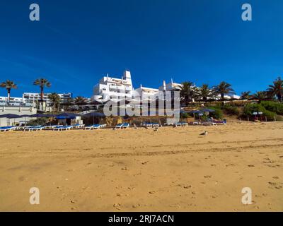 Praia da Oura è una spiaggia con bandiera blu all'interno del comune di Albufeira, in Algarve, Portogallo. La spiaggia si trova nel quartiere orientale di Albufeira i. Foto Stock