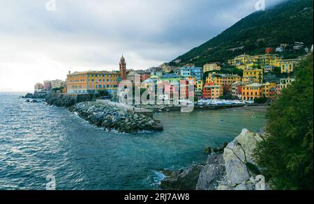 Vista aerea di Genova Nervi, spettacolare villaggio con case colorate affacciate sul mare. Liguria, Italia. Foto Stock