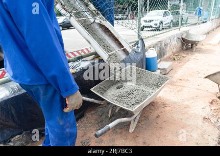 Salvador, Bahia, Brasile - 11 agosto 2023: I lavoratori edili stanno riparando un marciapiede dell'Avenida Tancredo Neves a Salvador, Bahia, Foto Stock