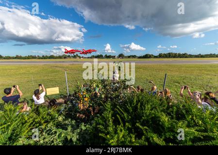 I jet RAF Red Arrows decollano dall'aeroporto Southend di Londra, Essex, Regno Unito. Usare l'aeroporto per mostrare gli spettacoli aerei del sud-est dell'Inghilterra. Gente che guarda Foto Stock