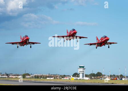 I jet RAF Red Arrows decollano dall'aeroporto Southend di Londra, Essex. Usare l'aeroporto per mostrare gli spettacoli aerei del sud-est dell'Inghilterra. La formazione decolla Foto Stock