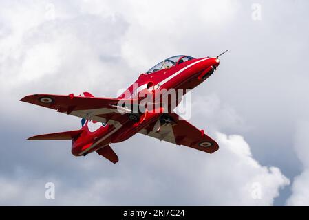 RAF frecce rosse BAe Hawk jet in partenza dall'aeroporto Southend di Londra, Essex, Regno Unito. Usare l'aeroporto per mostrare gli spettacoli aerei del sud-est dell'Inghilterra Foto Stock