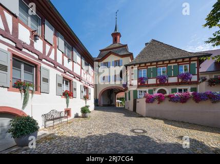 Porta della città vecchia a Vogtsburg-Burkheim. Kaiserstuhl, Baden-Wuerttemberg, Germania, Europa Foto Stock