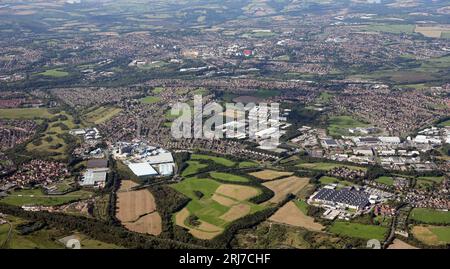 Veduta aerea da 3000' di Carlton, Athersley, Monk Bretton & Cudworth con Barnsley sullo sfondo. In primo piano a destra si trova la fabbrica Premier Foods Foto Stock