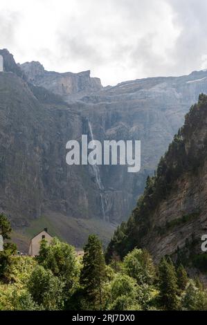 Esterno delle famose cascate di Gavarnie nei Pirenei francesi meridionali. Foto Stock