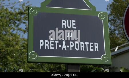 Un finto cartello stradale francese di rue du prêt-à-porter, strada pronta da indossare a Parigi in Francia, strada con nomi di tendenza. Foto Stock
