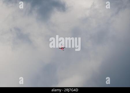 Royal Air Force Eurofighter Typhoon Blackjack ZJ914 durante un mini-display sopra Herne Bay dopo il ritorno dal Folkestone Airshow nel 2023. Foto Stock