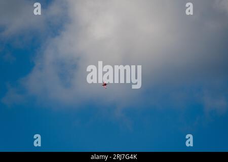 Royal Air Force Eurofighter Typhoon Blackjack ZJ914 durante un mini-display sopra Herne Bay dopo il ritorno dal Folkestone Airshow nel 2023. Foto Stock