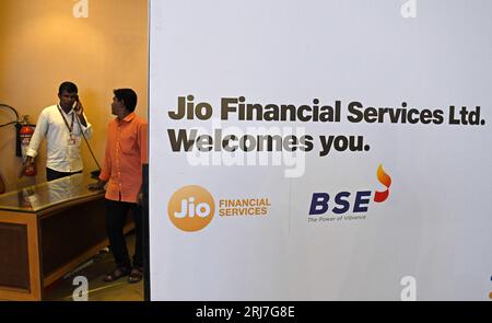 Mumbai, India. 21 agosto 2023. A Jio Financial Services Ltd, vi dà il benvenuto al logo visto alla Borsa di Bombay (BSE) prima della cerimonia di quotazione a Mumbai. Jio Financial Services (JFS) è la controllata della Reliance Industries guidata da Mukesh Ambani, quotata per la negoziazione alla cerimonia tenutasi alla Borsa di Bombay (BSE) a Mumbai. Credito: SOPA Images Limited/Alamy Live News Foto Stock