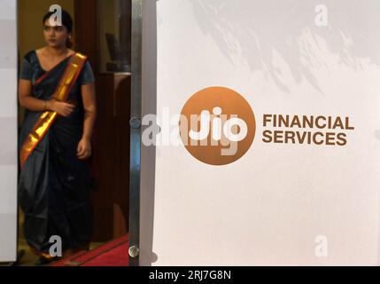 Mumbai, India. 21 agosto 2023. Un logo Jio Financial Services visto alla Borsa di Bombay (BSE) prima della cerimonia di quotazione a Mumbai Jio Financial Services (JFS) è la filiale della Reliance Industries guidata da Mukesh Ambani, quotata per la negoziazione alla cerimonia tenutasi alla Borsa di Bombay (BSE) a Mumbai. Credito: SOPA Images Limited/Alamy Live News Foto Stock