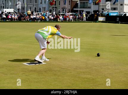 Un uomo che gioca a bowling ai campionati nazionali Aviva 2023, Leamington Spa, Warwickshire, Inghilterra, Regno Unito Foto Stock