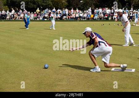 Un uomo che gioca a bowling ai campionati nazionali Aviva 2023, Leamington Spa, Warwickshire, Inghilterra, Regno Unito Foto Stock