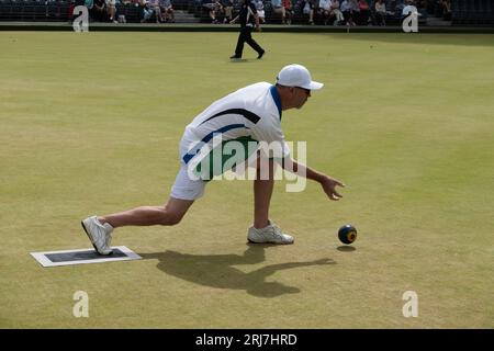 Un uomo che gioca a bowling ai campionati nazionali Aviva 2023, Leamington Spa, Warwickshire, Inghilterra, Regno Unito Foto Stock