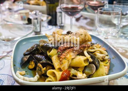 Un piatto a base di paccheri e frutti di mare in un ristorante di Bari Foto Stock