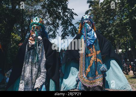 Sfilata multicolore di individui provenienti da comunità indigene, in un festival popolare a Suchitlán, Colima, Messico. Foto Stock