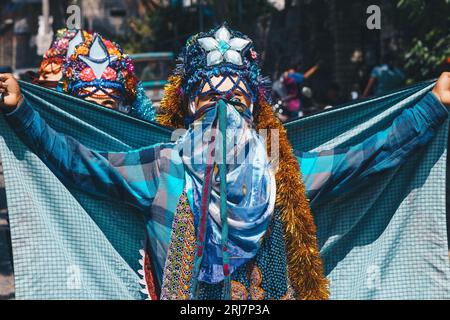 Sfilata multicolore di individui provenienti da comunità indigene, in un festival popolare a Suchitlán, Colima, Messico. Foto Stock