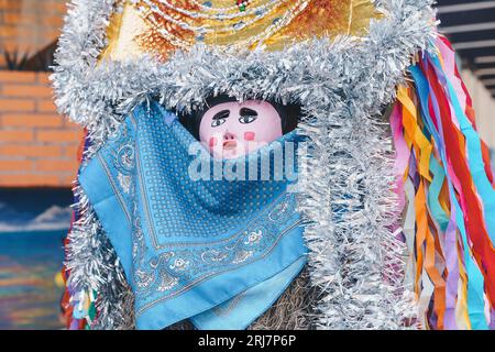 Sfilata multicolore di individui provenienti da comunità indigene, in un festival popolare a Suchitlán, Colima, Messico. Foto Stock