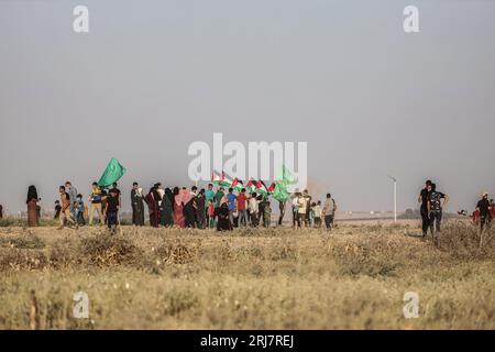 Gaza, Gaza, Palestina. 21 agosto 2023. I palestinesi alzano bandiere palestinesi vicino alla recinzione del perimetro di Gaza (immagine di credito: © Saher Alghorra/ZUMA Press Wire) SOLO USO EDITORIALE! Non per USO commerciale! Foto Stock