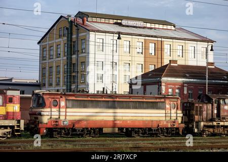 BRECLAV, REPUBBLICA CECA - 7 SETTEMBRE 2014: CD Cargo train 230 097-8 di fronte allo stabilimento Gumotex di Breclav Foto Stock