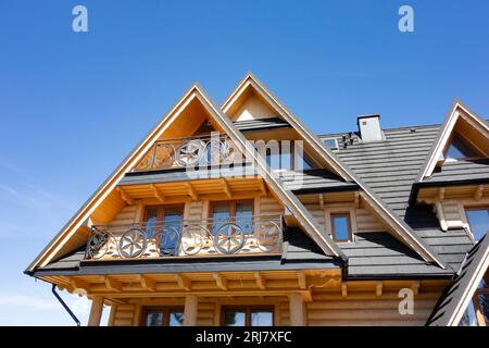 MURZASICHLE, POLONIA - 28 APRILE 2023: Tipico stile architettonico a Murzasichle, Polonia, sulle montagne dell'alta Tatra con balconi Foto Stock