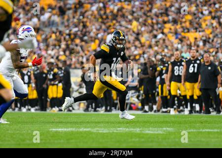 Pittsburgh, Pennsylvania, USA. 19 agosto 2023. 19 agosto 2023 il quarterback dei Pittsburgh Steelers Mitch Trubisky (10) che corre con il pallone durante Pittsburgh Steelers contro Buffalo Bills a Pittsburgh, Pennsylvania. Jake Mysliwczyk/AMG Media (immagine di credito: © AMG/AMG via ZUMA Press Wire) SOLO USO EDITORIALE! Non per USO commerciale! Foto Stock