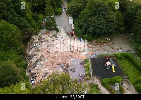 Himley Road, Himley, 21 agosto 2023: Nuovi equipaggi di demolizione sono sul posto del Crooked Hoiuse, soprannominato il Wonkiest Pub in Gran Bretagna. I lavoratori, insieme a 2 scavatori, affermano di aver rimosso i mattoni che potrebbero essere utilizzati per ricostruire il pub bruciato all'inizio di agosto, poi è stato demolito 48 ore dopo. Credito: Stop Press Media/Alamy Live News Foto Stock