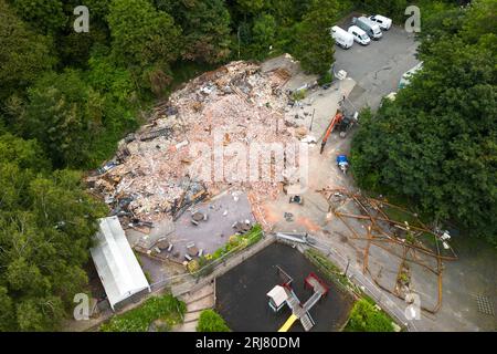 Himley Road, Himley, 21 agosto 2023: Nuovi equipaggi di demolizione sono sul posto del Crooked Hoiuse, soprannominato il Wonkiest Pub in Gran Bretagna. I lavoratori, insieme a 2 scavatori, affermano di aver rimosso i mattoni che potrebbero essere utilizzati per ricostruire il pub bruciato all'inizio di agosto, poi è stato demolito 48 ore dopo. Credito: Stop Press Media/Alamy Live News Foto Stock