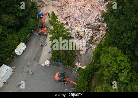 Himley Road, Himley, 21 agosto 2023: Nuovi equipaggi di demolizione sono sul posto del Crooked Hoiuse, soprannominato il Wonkiest Pub in Gran Bretagna. I lavoratori, insieme a 2 scavatori, affermano di aver rimosso i mattoni che potrebbero essere utilizzati per ricostruire il pub bruciato all'inizio di agosto, poi è stato demolito 48 ore dopo. Credito: Stop Press Media/Alamy Live News Foto Stock