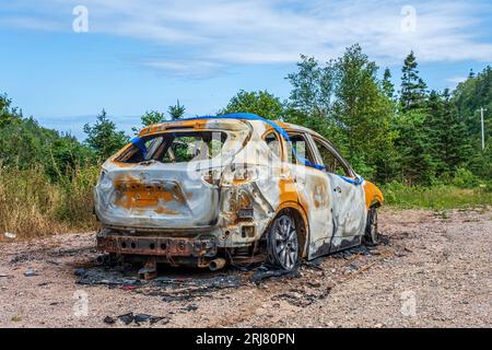 L'automobile ovviamente distrutta da un incendio seduto sul lato della strada. Causa sconosciuta. Foto Stock