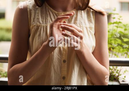 Ragazza adolescente che tocca il lato della mano - pratica EFT o la tecnica della libertà emotiva Foto Stock