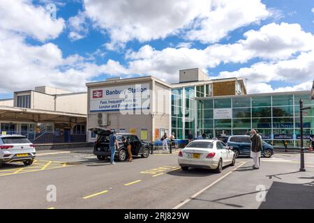 Ingresso alla stazione ferroviaria di Banbury, Station Road, Banbury, Oxfordshire, Inghilterra, Regno Unito Foto Stock