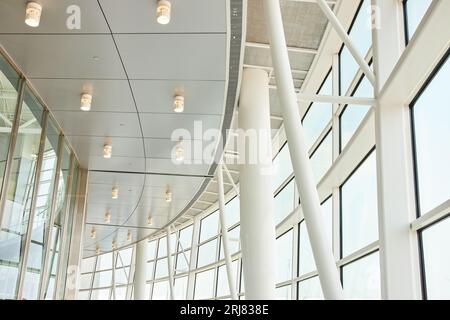 Vista astratta dell'architettura del soffitto bianco e delle colonne con finestre che conducono al cielo Foto Stock