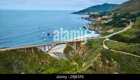 Vista panoramica aerea laterale dell'autostrada 1, Rocky Creek Bridge con vista sull'oceano e sulla costa Foto Stock
