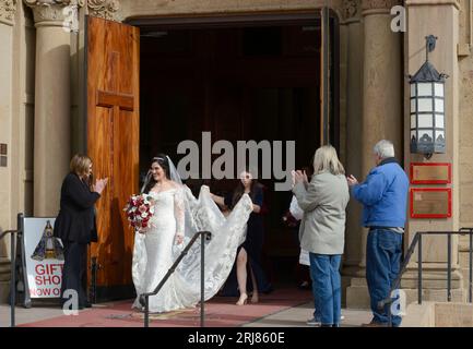 Una sposa appena sposata e la sua festa di nozze partono dalla basilica cattedrale di San Francesco d'Assisi dopo un matrimonio a Santa Fe, New Mexico. Foto Stock