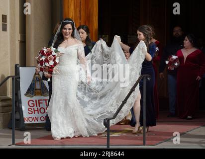 Una sposa appena sposata e la sua festa di nozze partono dalla basilica cattedrale di San Francesco d'Assisi dopo un matrimonio a Santa Fe, New Mexico. Foto Stock