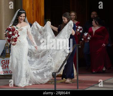 Una sposa appena sposata e la sua festa di nozze partono dalla basilica cattedrale di San Francesco d'Assisi dopo un matrimonio a Santa Fe, New Mexico. Foto Stock