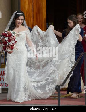 Una sposa appena sposata e la sua festa di nozze partono dalla basilica cattedrale di San Francesco d'Assisi dopo un matrimonio a Santa Fe, New Mexico. Foto Stock