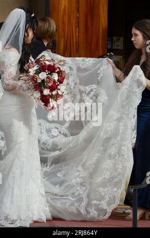 Una sposa appena sposata e la sua festa di nozze partono dalla basilica cattedrale di San Francesco d'Assisi dopo un matrimonio a Santa Fe, New Mexico. Foto Stock